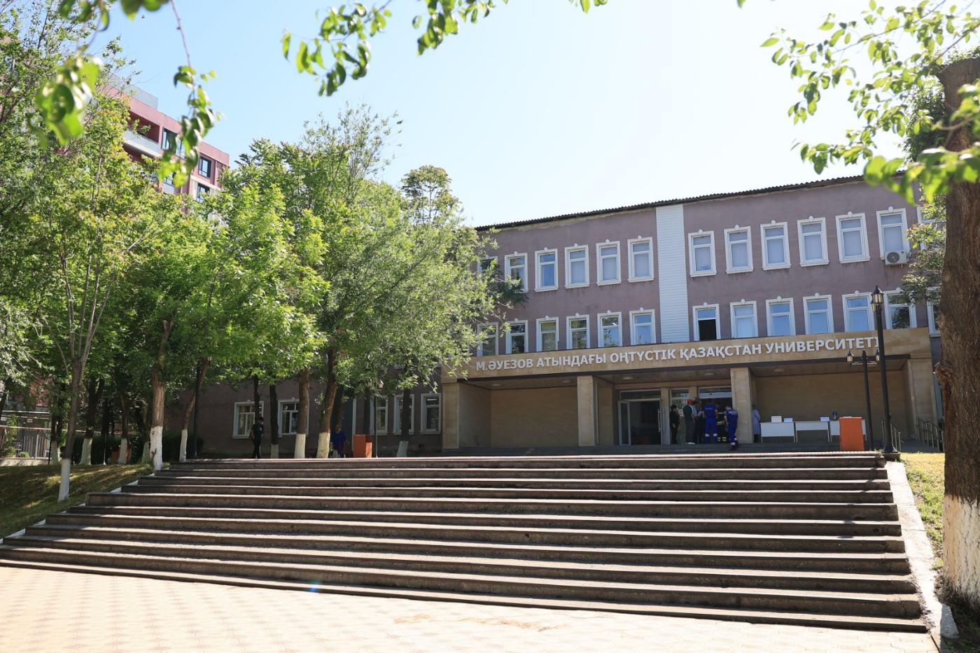 Auezov University ғимаратының бас кіреберісі