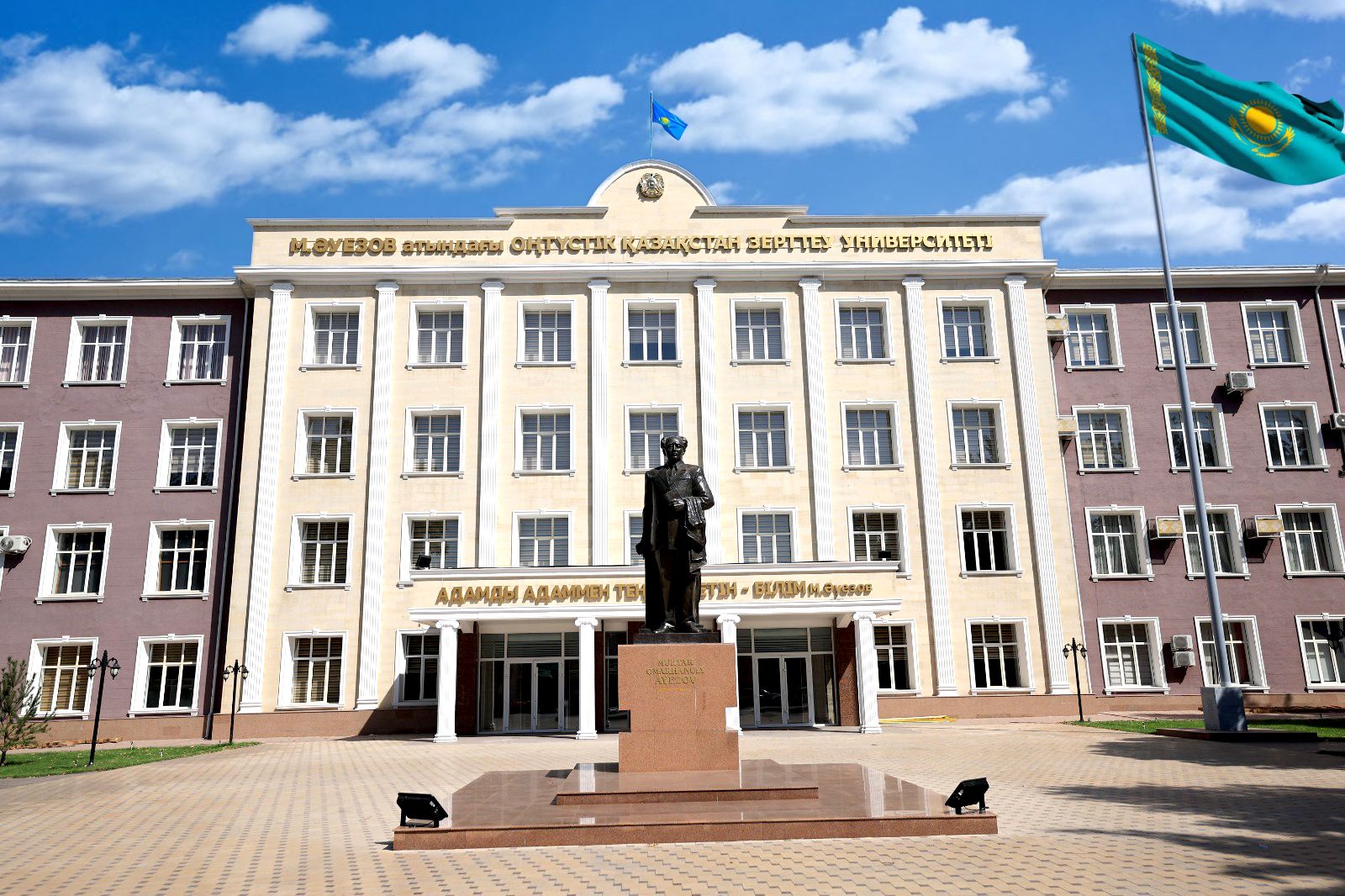 Auezov University бас корпусы, Мұхтар Әуезов ескерткішімен