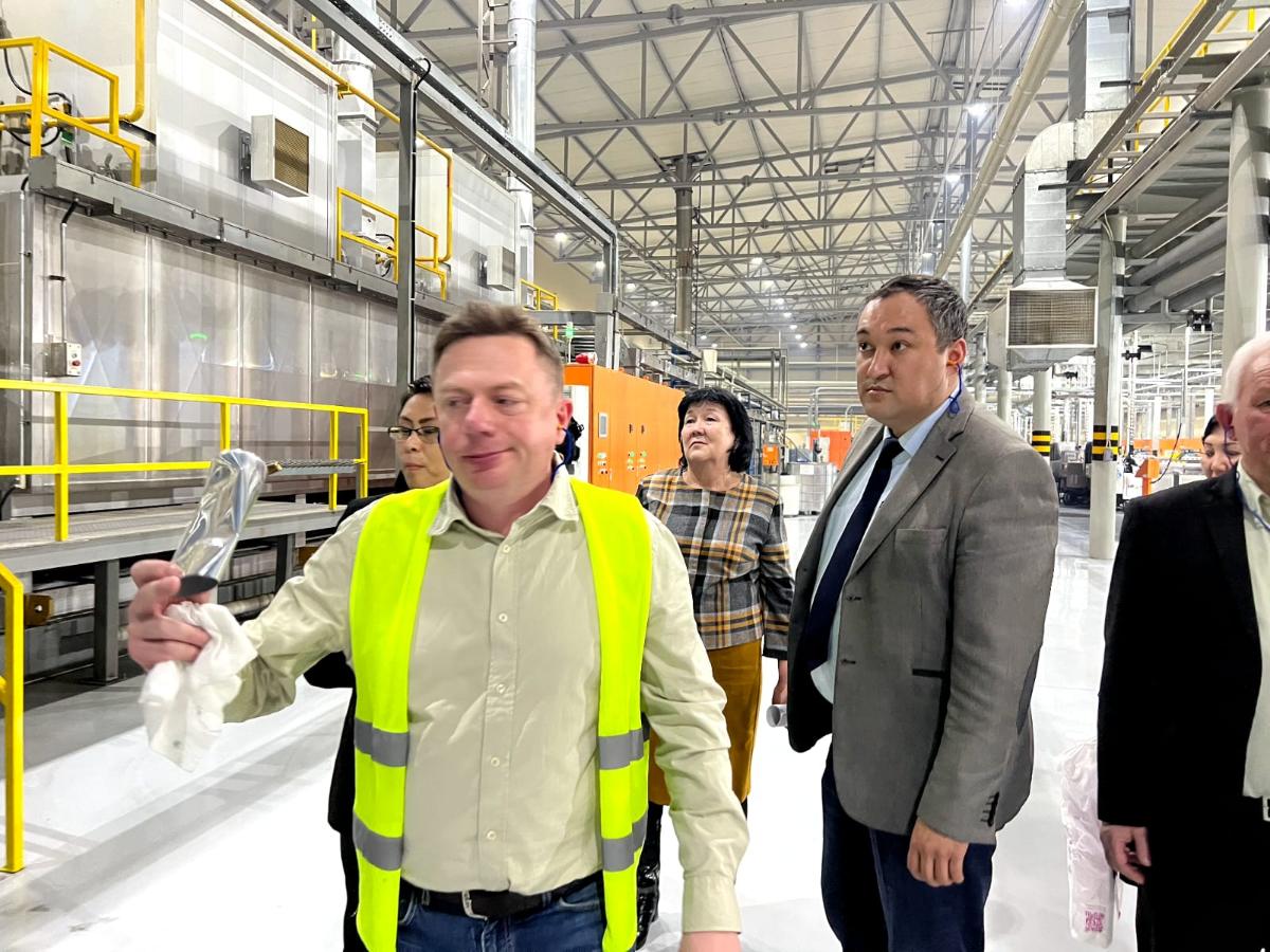 Мамандар университеттің инженерлік зертханасында материал үлгісін көрсетуде