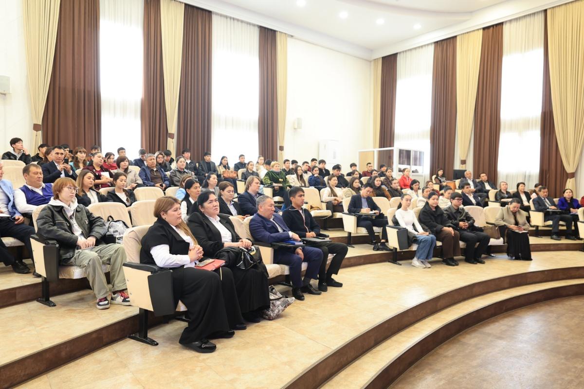 Университеттің дәріс залындағы отырыс